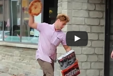 شاهد.. عمال دليفري ينفذون مقلبًا في زبائن رفضوا دفع «البقشيش»