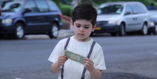 شاهد..  هل يفضل هؤلاء الأطفال مساعدة الفقير أم شراء الآيس كريم؟