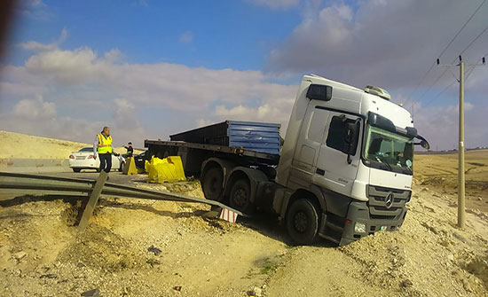 بالصور : اصابة 4 اشخاص بحادث تصادم على الطريق الصحراوي