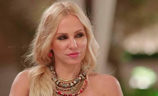 ممثلة مصرية: وحدوا الأذان في المساجد