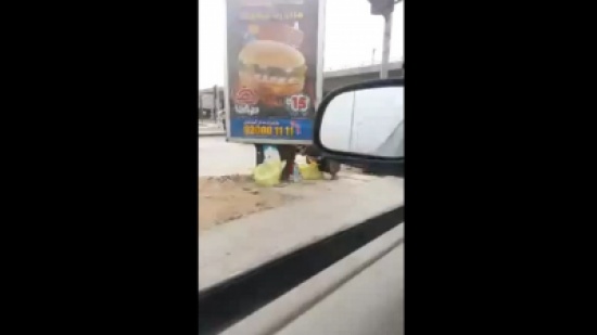 بائع متجول يحقن مياه الشرب بـ"إبر"