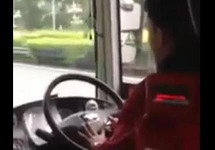 قص الأظافر يتسبب في طرد سائق حافلة