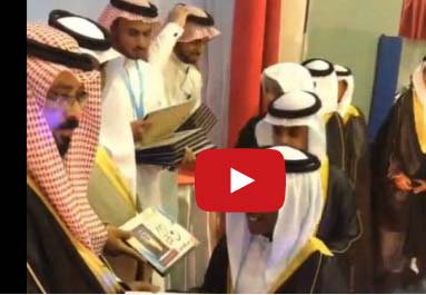 معلم يخلع “عقاله” ويضعه على رأس أحد طلابه