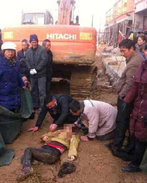 بالصورة.. حفار يدهس امرأة حتى الموت لاعتراضها طريقه بالصورة.. حفار يدهس امرأة حتى الموت لاعتراضها طريقه