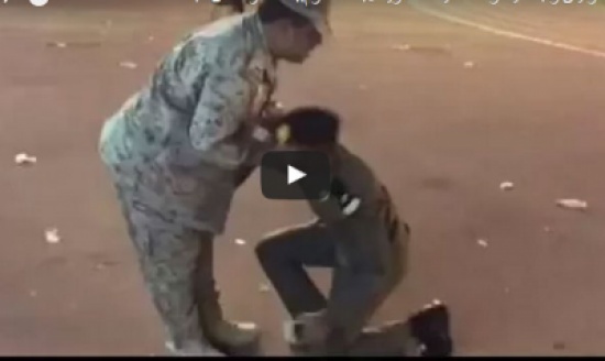 بالفيديو - ضابط سعودي يشعل الإنترنت بتقبيله قدم والده عند تخرجه بالفيديو - ضابط سعودي يشعل الإنترنت بتقبيله قدم والده عند تخرجه