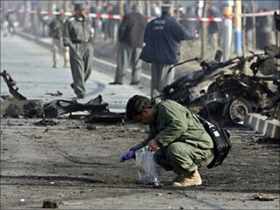 مقتل 25 شخصا معظمهم من المدنيين في انفجار شاحنة في افغانستان مقتل 25 شخصا معظمهم من المدنيين في انفجار شاحنة في افغانستان