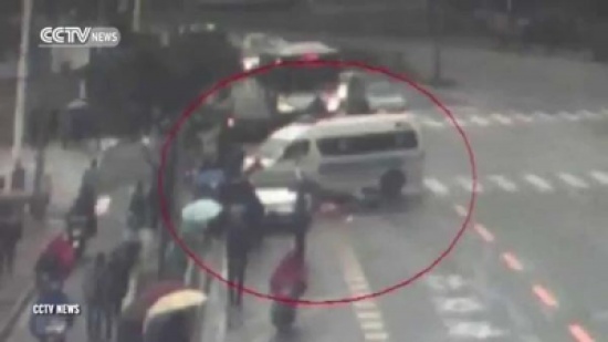 شاهد.. مارّة يرفعون سيارة لإنقاذ رجل احتجز تحتها