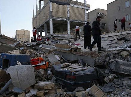 إيران: أكثر من 400 قتيل الحصيلة الجديدة لضحايا الزلزال