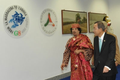 القذافي يربك الأمن الإيطالي بجولة سيرا على الأقدام في روما القذافي يربك الأمن الإيطالي بجولة سيرا على الأقدام في روما
