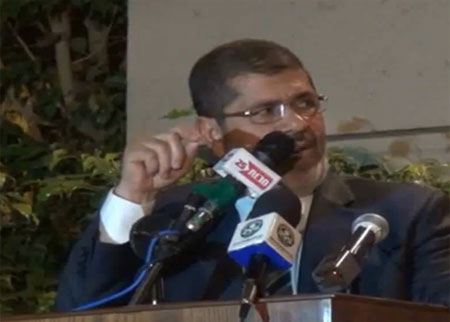 الرئيس محمد مرسي يؤدي الاذان اثناء كلمته