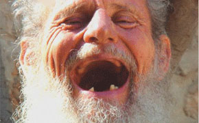 سبعيني ثمل  يتصل بالإسعاف 40 مرة بسبب آلام في حلقه 