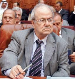 القدومي يتهم عباس بـ"قتل" عرفات ويطالبه بالاستقالة  
