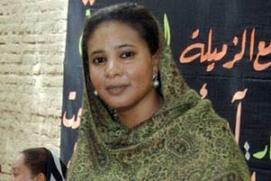 صحافية سودانية توزع بطاقات لحضور عقوبة "جلدها" 