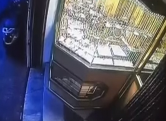 بالفيديو: أغرب سرقة لمحل ذهب في أقل من 3 ثوان