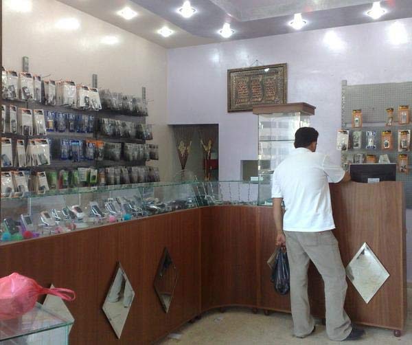 لص سوري غبي .. يسرق الموبايل ويبيعه لصاحبه !