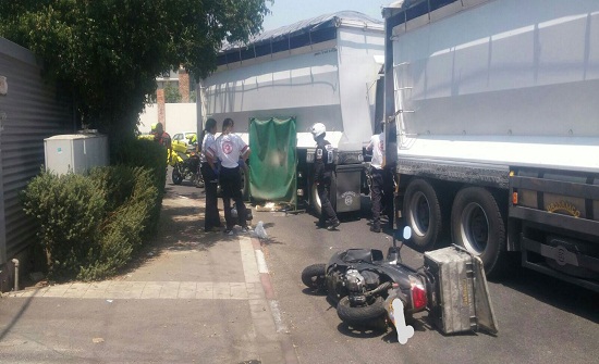 بالفيديو.. امرأة تنجو بمعجزة بعد أن صدمتها شاحنة وحافلة بالفيديو.. امرأة تنجو بمعجزة بعد أن صدمتها شاحنة وحافلة