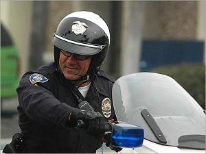 شرطي امريكي يجبر فتاة على ممارسة الجنس بـ الشارع 