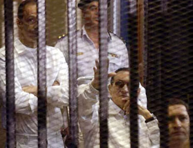 استئناف جلسات إعادة محاكمة مبارك وآخرين بتهمة قتل متظاهرين والفساد المالي