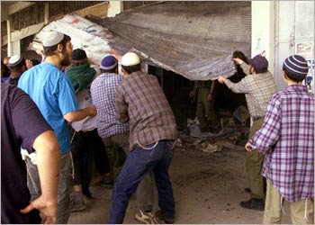 المستوطنون يهددون بحرق مدينة الخليل اذا تم فتح "طريق المصلين" المستوطنون يهددون بحرق مدينة الخليل اذا تم فتح "طريق المصلين"