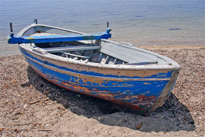 مراهق أمريكي يبحر حول العالم بقارب متهالك 