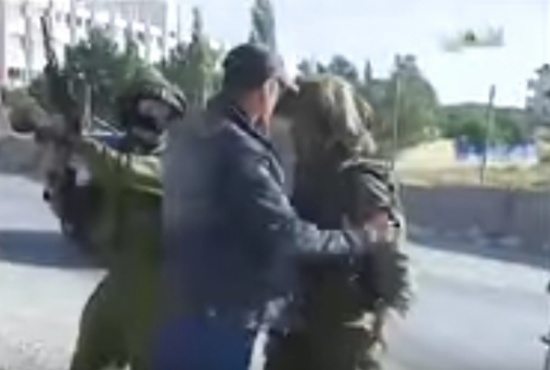 شاهد كيف يتعدى جنود الإحتلال على مواطن فليسطيني