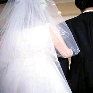 عروس يهودية فرت قبل زفافها من يهودي واقترنت بـ مسلم  