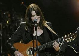 زوجة الرئيس الفرنسي تغني 