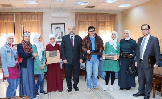 الرزاز يكرم أوائل المكفوفين من مدرسة عبدالله ابن ام مكتوم