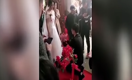 فيديو| عروس تحرج عريسها وتتراجع عن الزواج في اللحظة الأخيرة فيديو| عروس تحرج عريسها وتتراجع عن الزواج في اللحظة الأخيرة
