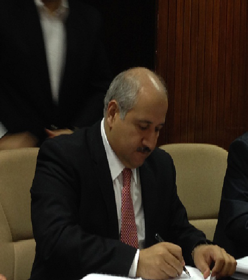 وزير المياه يدشن مشروعا لشبكات المياه في الزرقاء