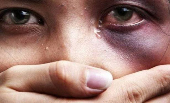 شوّه وجه زوجته وابتزها... لأنها رفضت شراء المخدرات له! شوّه وجه زوجته وابتزها... لأنها رفضت شراء المخدرات له!
