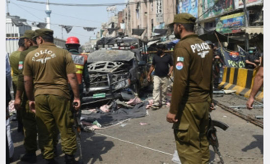 بالفيديو : 9 قتلى بانفجار قرب مزار صوفي كبير في لاهور الباكستانية