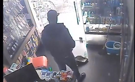 لص يسرق محلا للهواتف بطريقة ماكرة (فيديو)