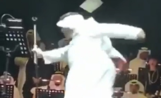 إصابة عبد الله رويشد بعد سقوطه على المسرح.. شاهد اللحظة المؤلمة