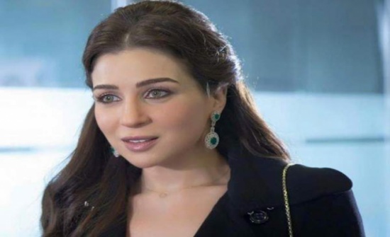 مي عز الدين تثير الجدل بخاتم الخطوبة.. بالفيديو