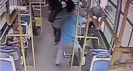 شاهد..  لص يقفز من نافذة حافلة للهرب بعد افتضاح أمره