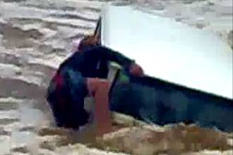 شاب سعودي يغامر بحياته لإنقاذ عائلة من سيل جارف