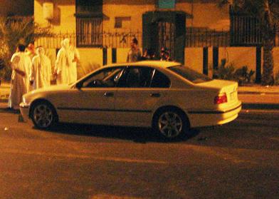 صادفهما على الطريق وقال لهما "انتم ابطال " .. فقتلوه