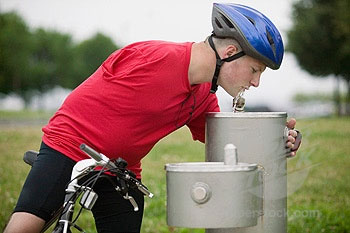 القبض على شخص بدون ذراعين يقود دراجة نارية  