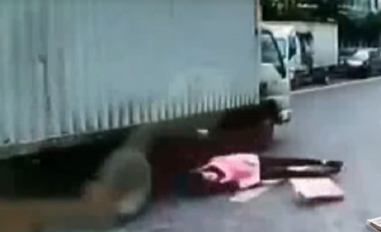 بالفيديو: نجاة امرأة أجنبية من الموت مرتين متتاليتين