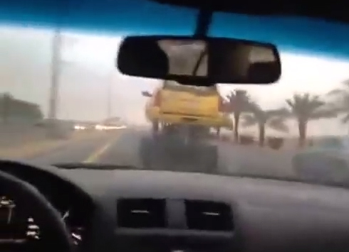بالفيديو : سيارة زرافة في السعودية بالفيديو : سيارة زرافة في السعودية