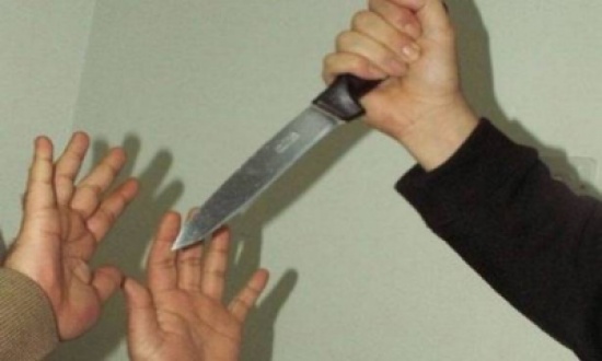 بالفيديو: طالبته بالدين...فقطع يدها بالساطور!