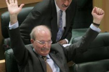 عزيزي القاريء رأيك الاهم .. هل استسلم الرئيس الذهبي لخصومه؟