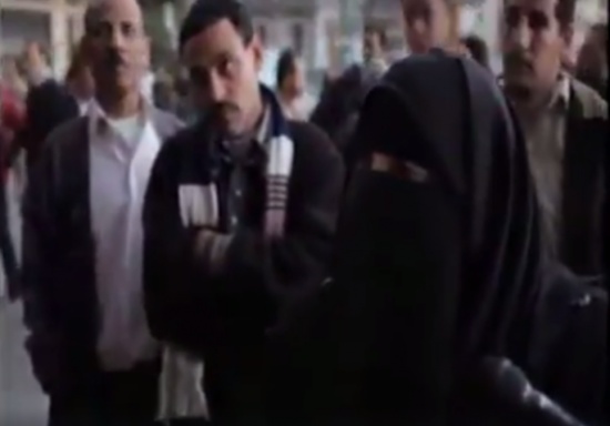 فيديو| ماذا تقول هذه السيدة المنقبة لشباب غير مسلمين في الشارع؟! فيديو| ماذا تقول هذه السيدة المنقبة لشباب غير مسلمين في الشارع؟!