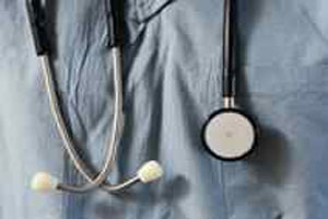 في ثالث حادثة هذا الشهر .. مرافقو مريضة ينهالون على طبيب حكومة بـ"الضرب" 