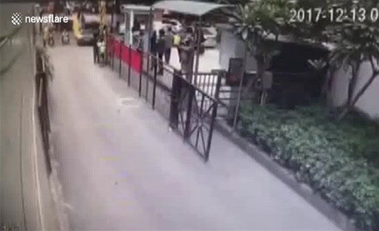 طفل علق رأسه بين قضبان بوابة حديدية .. فيديو طفل علق رأسه بين قضبان بوابة حديدية .. فيديو
