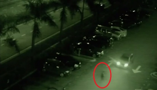 فيديو لسائق أصيب بالرعب بسبب 'شبح' باغته فجأة !