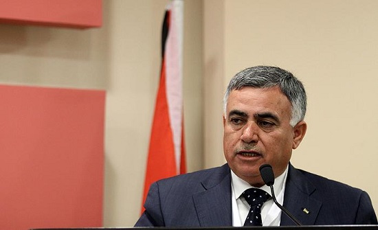 وزير فلسطيني "يخوّن" ناشطين ومطالبات بـ"إقالة الحكومة"