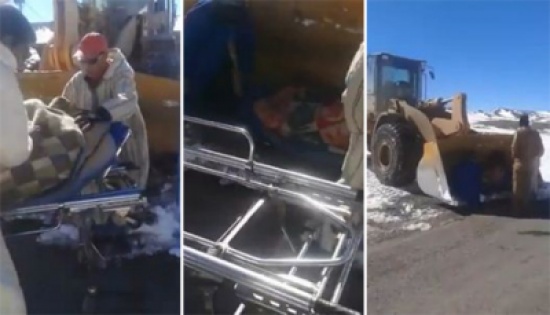 شاهد.. نقل امرأة حامل على متن جرافة