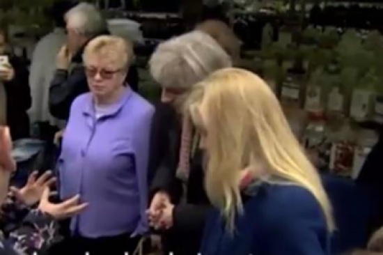 بالفيديو.. رئيسة الوزراء البريطانية تتعرض لموقف محرج